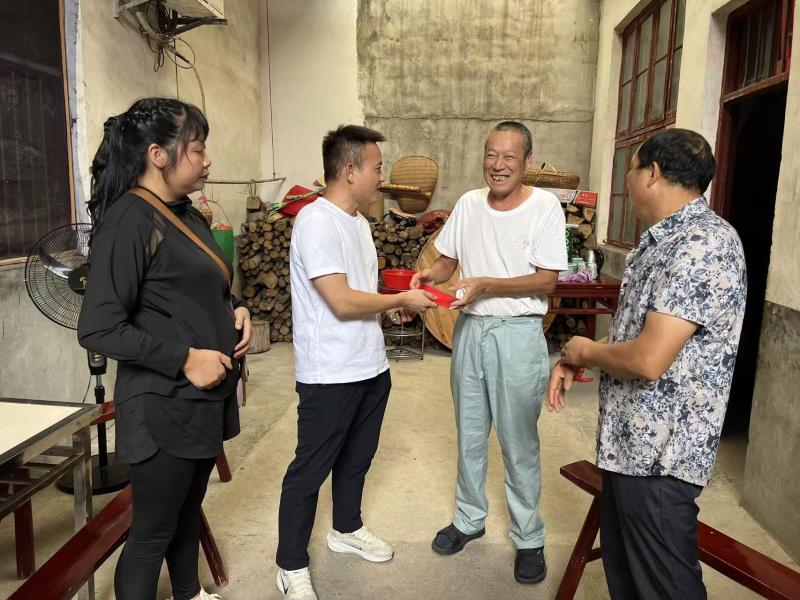 崇阳县沙坪商会开展金秋助学公益活动