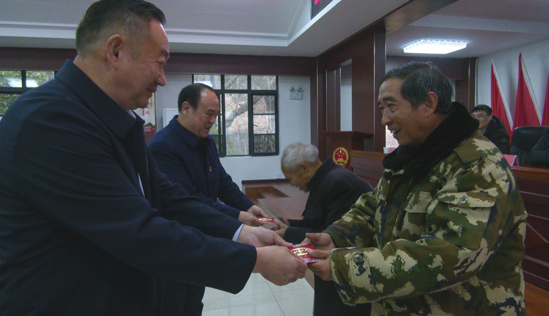 心系桑梓崇阳武汉商会为家乡群众送温暖